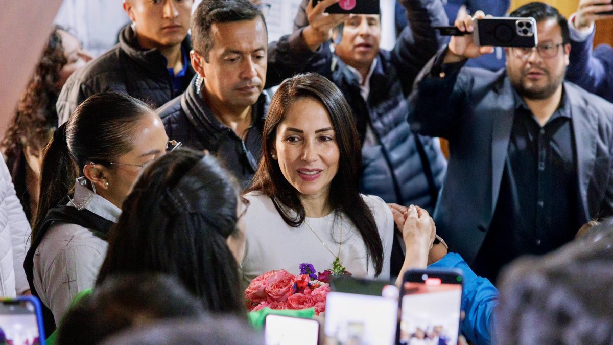 La candidata correísta recorre el país realizando el cierre de su campaña.