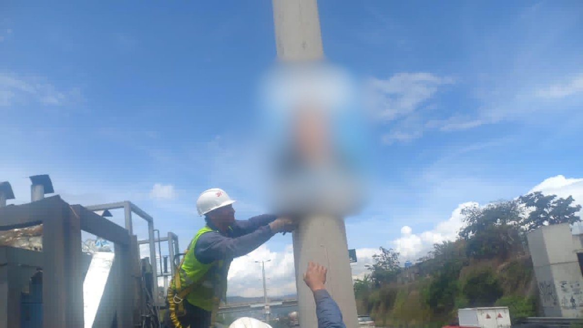 Funcionarios de la AMC retiraron carteles que promocionaban las candidaturas de Daniel Noboa y Luisa González en la Ruta Viva, valle de Quito.