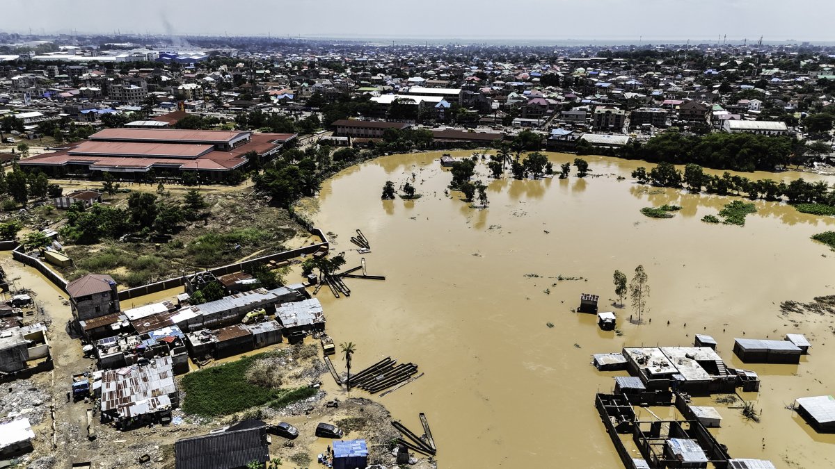 Esta foto aérea, tomada el 7 de abril de 2025 en Kinshasa, muestra casas inundadas a orillas del río Ndjili tras las lluvias torrenciales que cayeron en la capital de la RD del Congo.