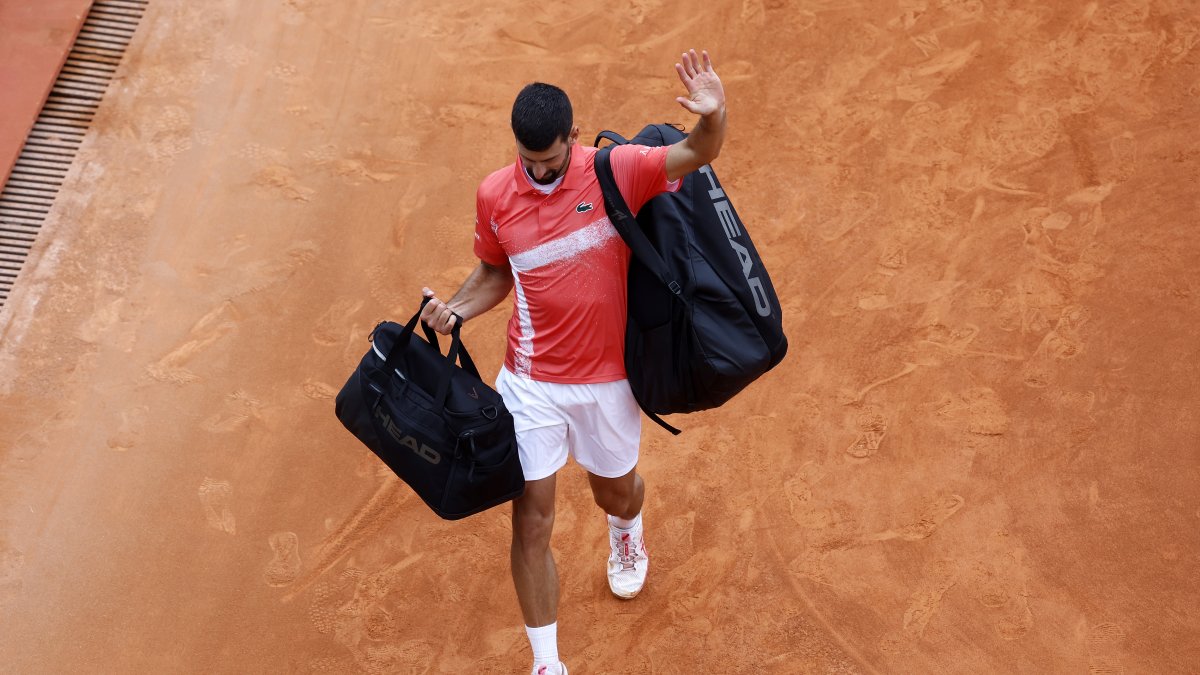 Novak Djokovic se retira visiblemente afectado de la cancha del Principado tras caer por 6-3 y 6-4.