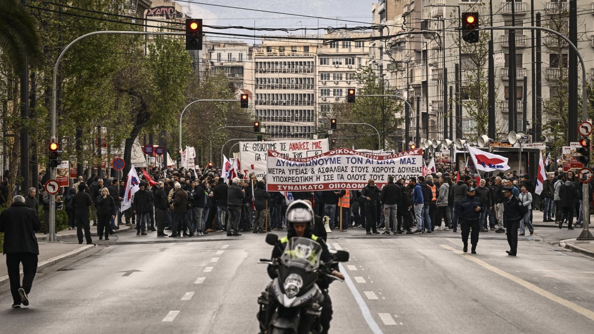 La gente participa en una manifestación sindical durante una huelga general de 24 horas por el alto coste de la vida en Atenas el 9 de abril de 2025. (Foto de Aris MESSINIS / AFP)