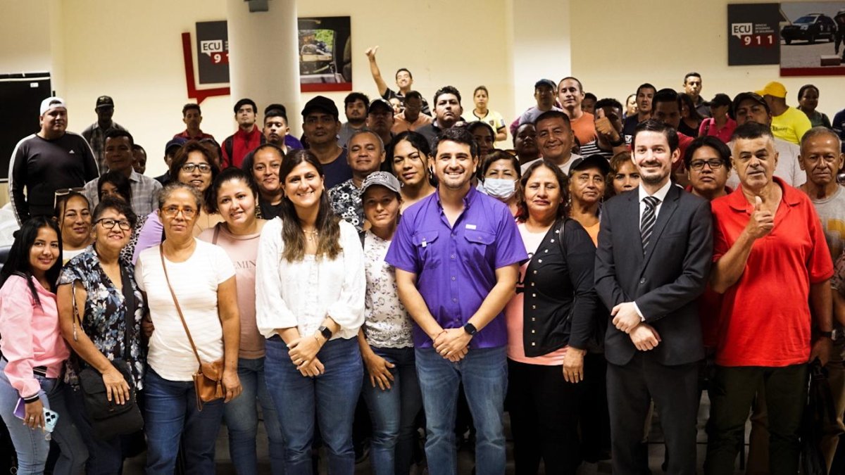 Decenas de personas en la capacitación de Ecuatorianos en Acción.