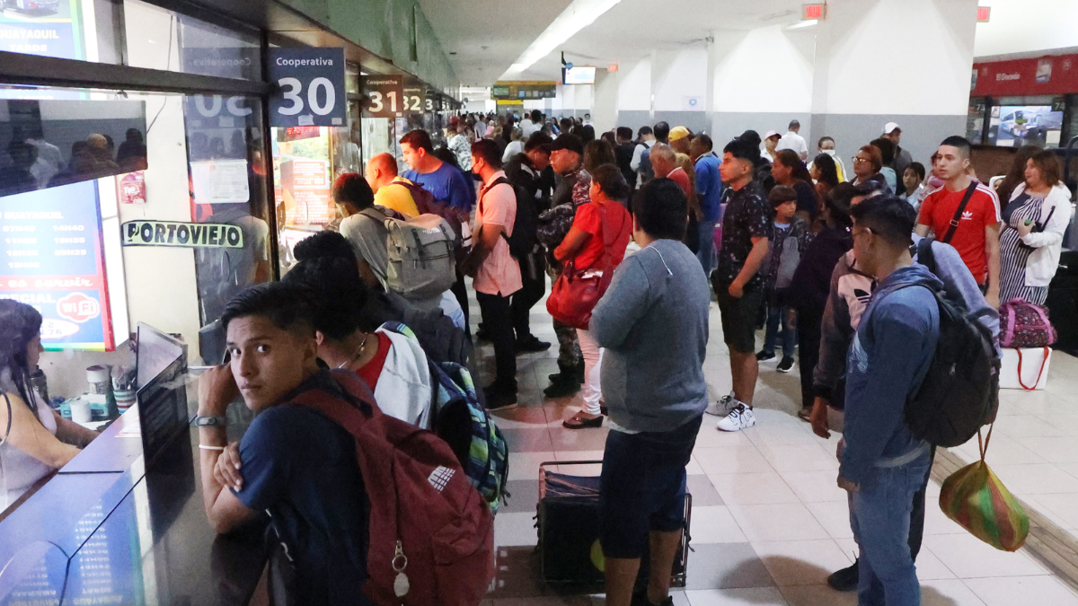 Miles de personas llegan hasta la terminal para viajar a distintas ciudades