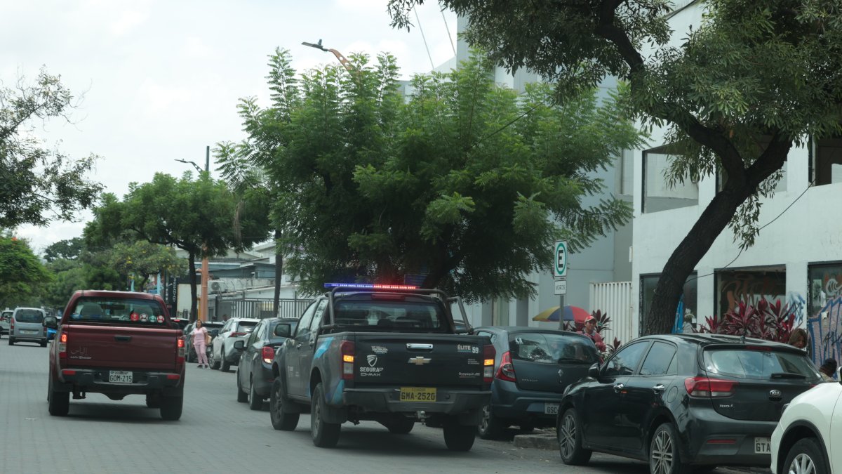 Con doce camionetas, agentes de control metropolitano patrullan Urdesa, que tiene la primera Estación de Atención Segura (EAS) de la ciudad.