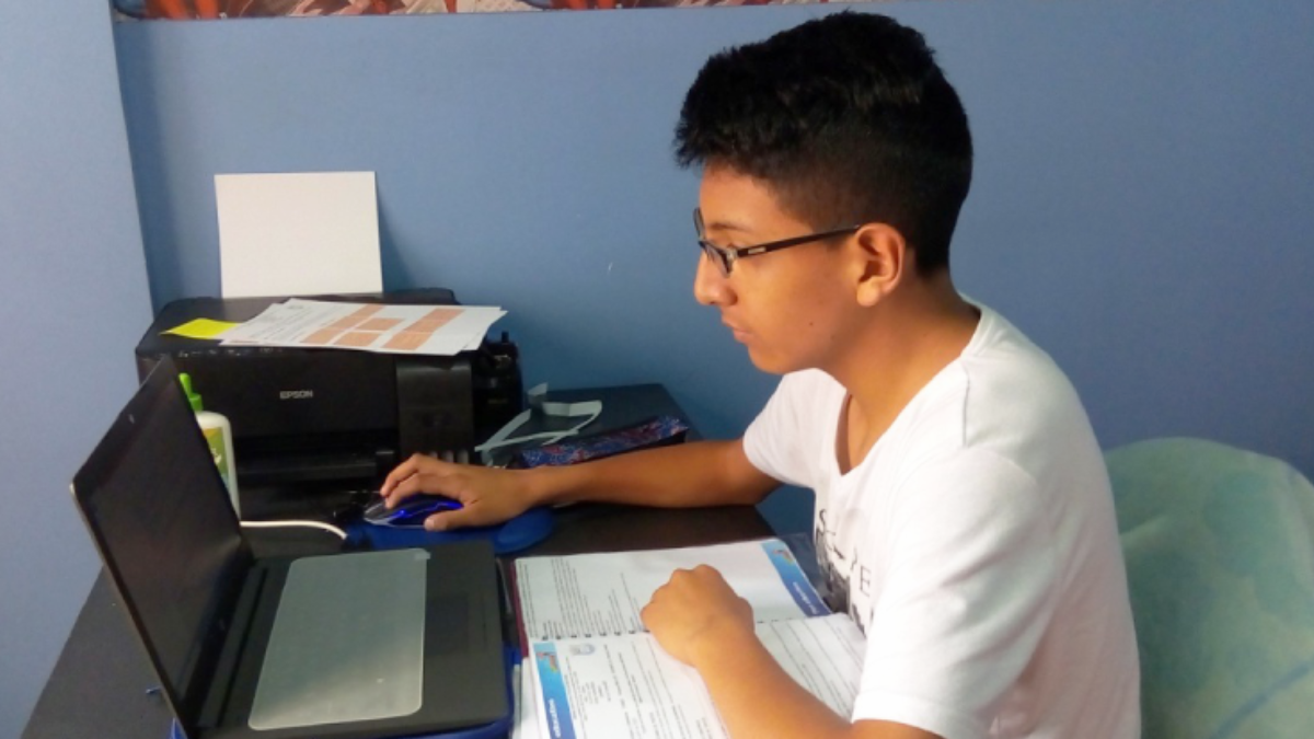 Estudiante recibe clases virtuales.