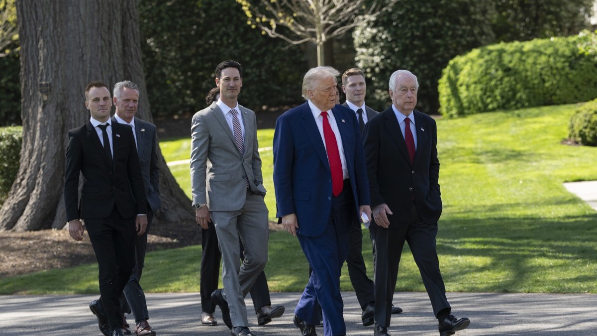 El presidente Donald Trump recibe al empresario Roger Penske y campeones de carreras en la Casa Blanca.