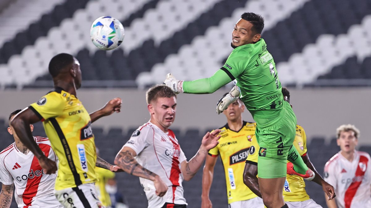 José Contreras portero de Barcelona rechaza un balón en la Copa Libertadores entre River Plate y Barcelona en el estadio Más Monumental.