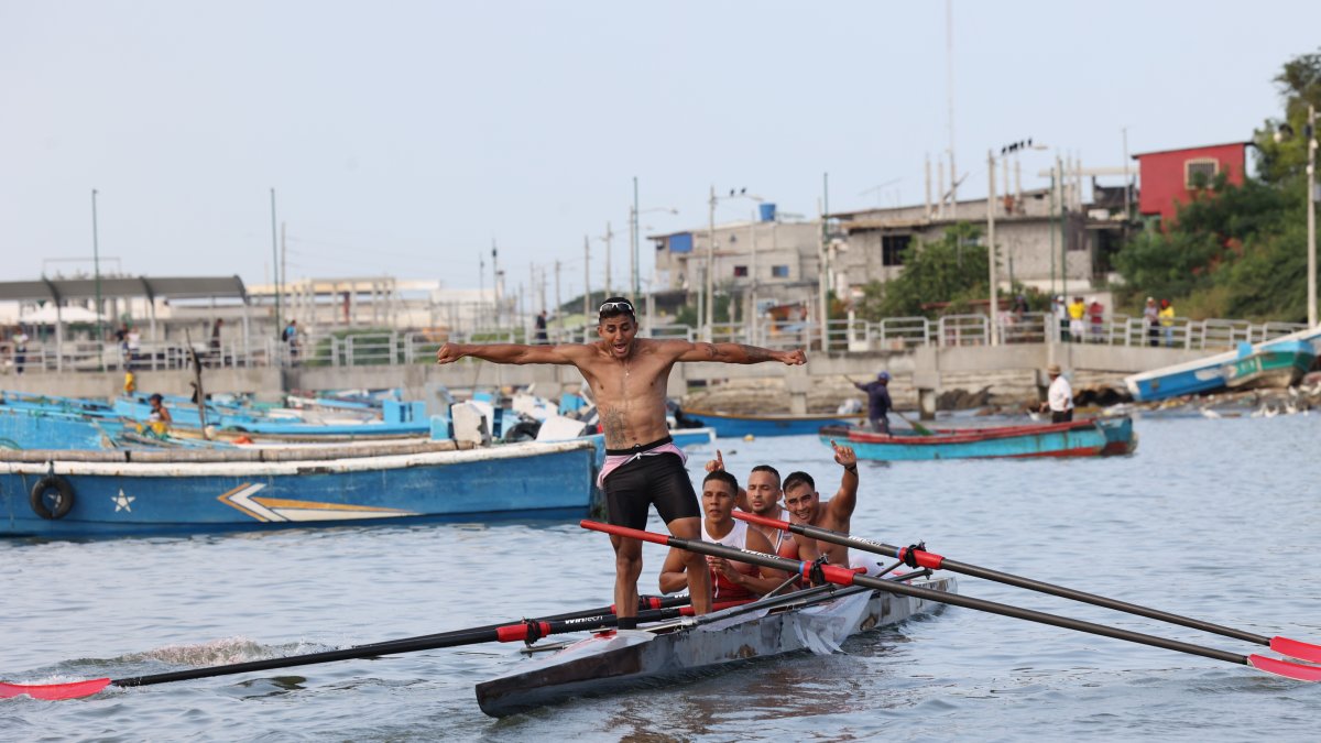 Cronometrando 6 horas, 38 minutos y 46 segundos, la yola del Club de Remo Ab. Manuel Calle #2 fue la campeona de regata Guayaquil-Posorja 2024.