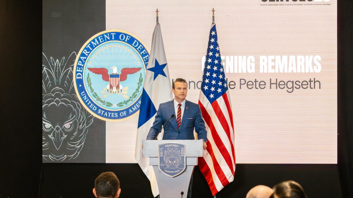 El secretario de Defensa de Estados Unidos, Peter Hegset, habla durante la Conferencia de Seguridad Centroamericana (Centsec) este miércoles 9 de abril de 2025, en Ciudad de Panamá (Panamá).