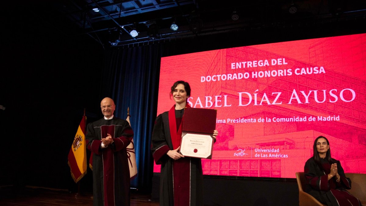 La presidenta de la Comunidad de Madrid, Isabel Díaz Ayuso, ha sido investida hoy Doctor Honoris Causa por la Universidad de las Américas (UDLA)