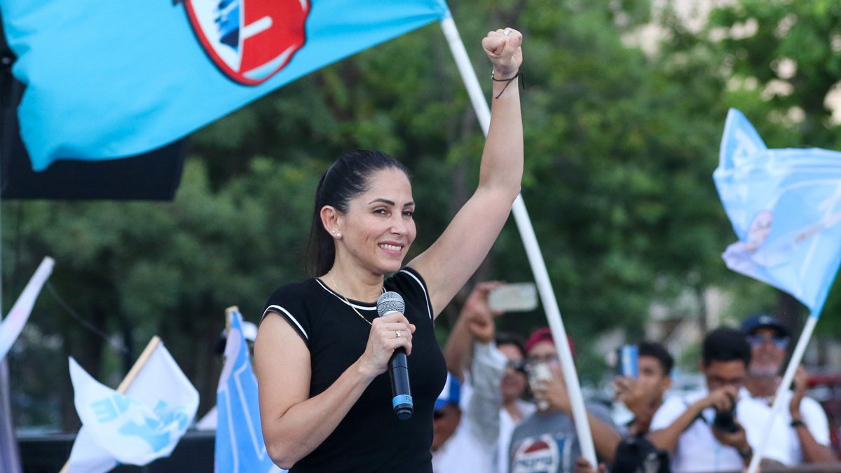 Fotografía del 2 de abril de 2025 de la candidata del correísmo a la Presidencia de Ecuador, Luisa González.