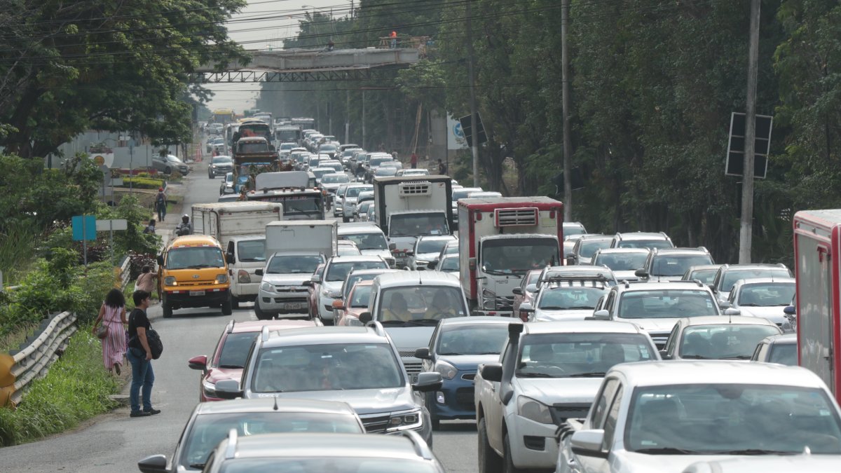 La vía a la costa conduce a numerosas urbanizaciones y a diario registra congestión vehicular.