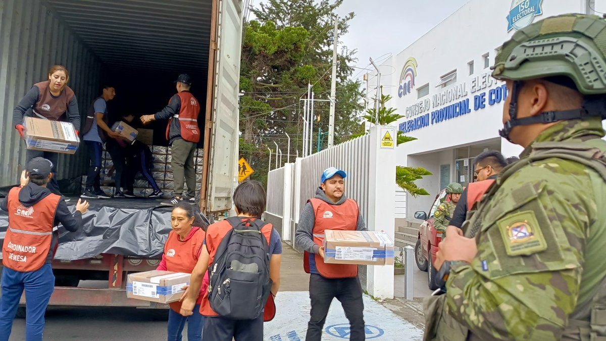 El material electoral llegó a Cotopaxi bajo custodia de personal de las Fuerzas Armadas.