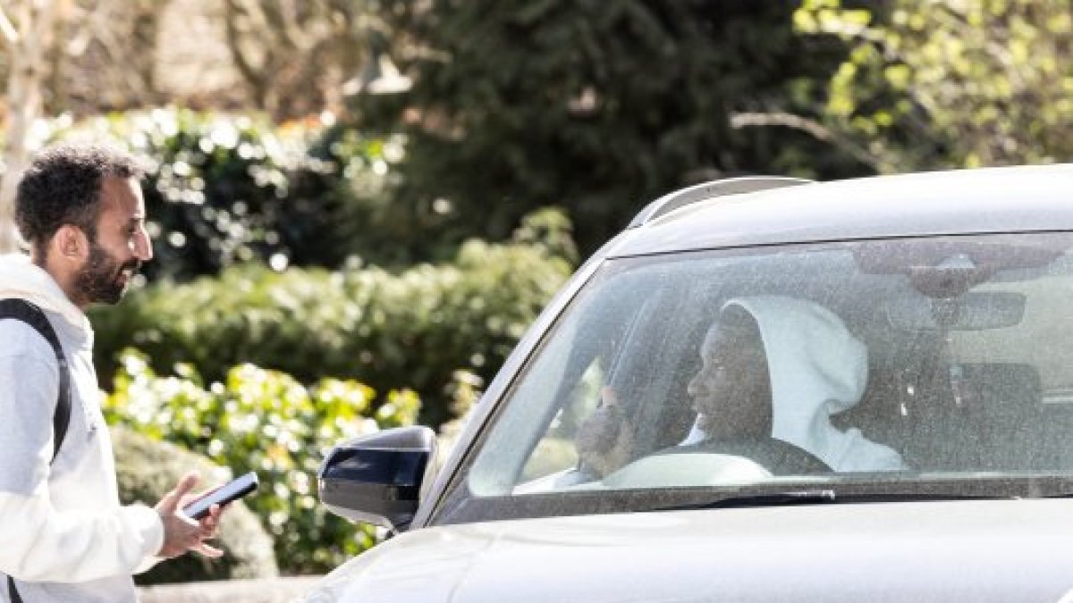 Moisés Caicedo en su auto en Inglaterra.