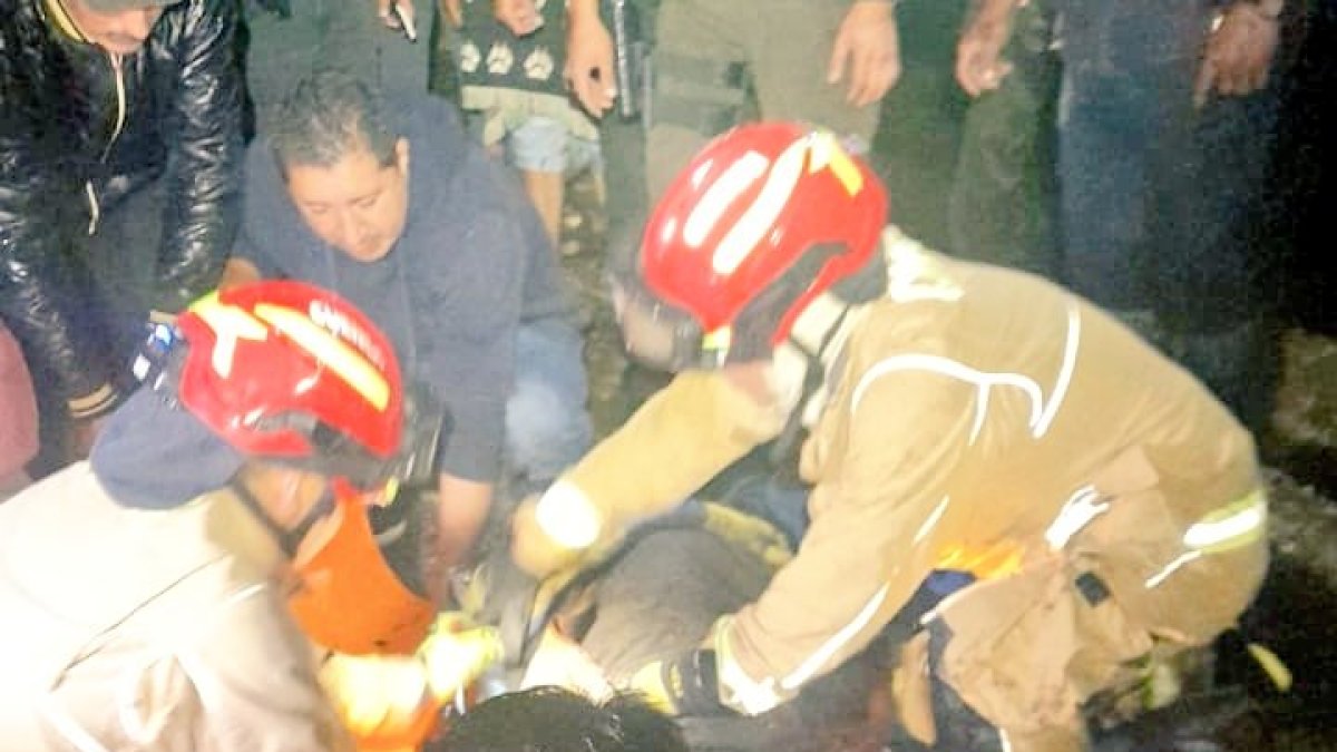 Socorristas de los bomberos rescataron a un hombre de un deslizamiento que destruyó su vivienda en la zona de Soldados, en Cuenca.