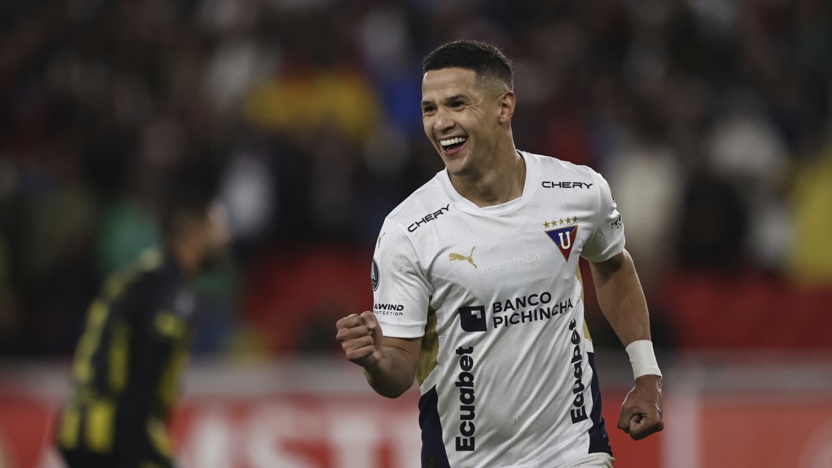 Álex Arce celebrar tras marcar el primer gol de Liga de Quito sobre Deportivo Táchira.