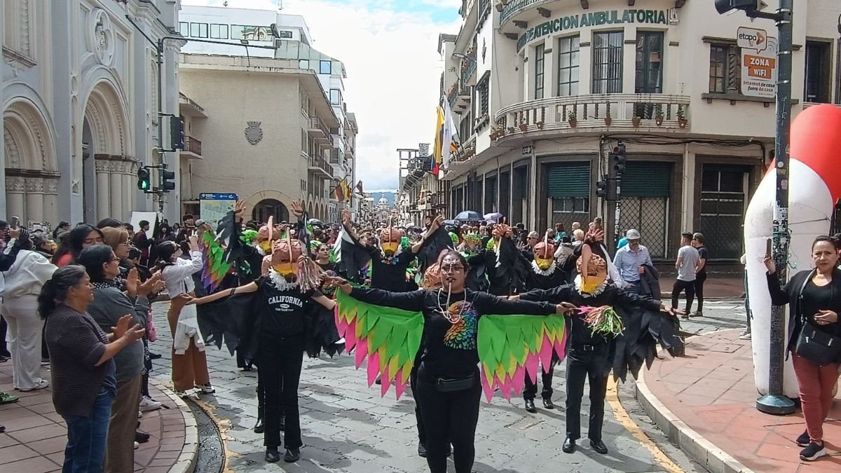 La algarabía y colorido de los estudiantes secundarios se apoderó del Centro Histórico de Cuenca en la apertura de sus festividades por la fundación española.
