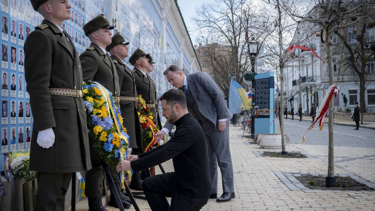 El presidente ucraniano, Volodymyr Zelensky, y el primer ministro belga, Bart De Wever, asisten a una ceremonia de ofrenda floral en el Muro de la Memoria de los Defensores Caídos de Ucrania en Kiev.