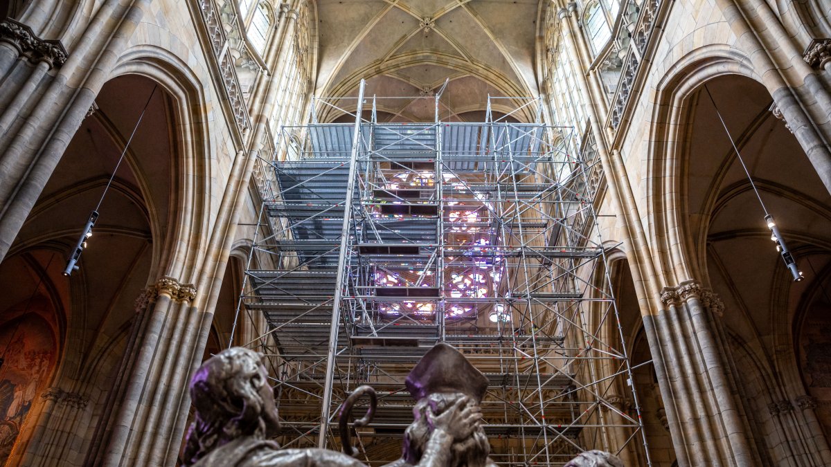 Trabajadores levantan el andamio para la instalación de un nuevo órgano en la Catedral de San Vito en el Castillo de Praga, en Praga, República Checa.