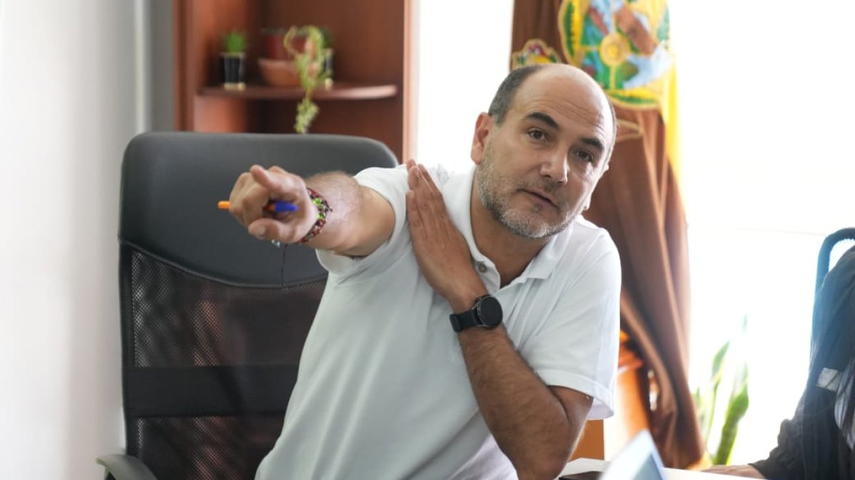 El prefecto de Azuaya Juan Cristóbal Lloret publicó en su cuenta de X un reclamo ante la falta de asignación de recursos.