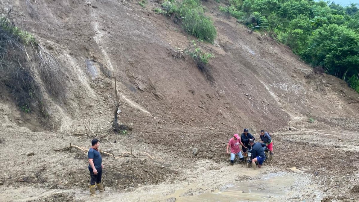 El deslizamiento de tierra en el cerro de Junín cubrió la vía E384, afectando la conexión entre Portoviejo, Junín y Bolívar.