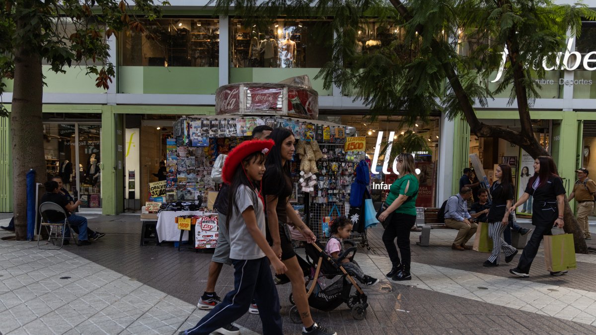 Personas caminan por Paseo Ahumada este jueves, en Santiago de Chile (Chile).