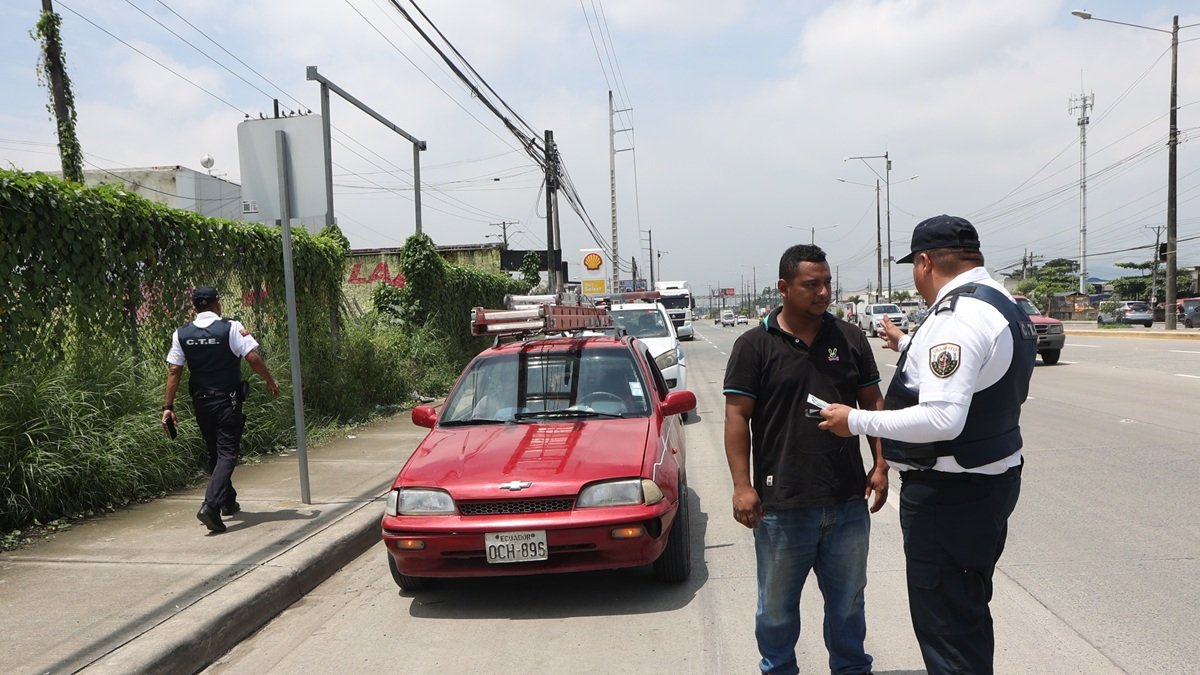 Agentes de la Comisión de Tránsito del Ecuador (CTE) realizaron operativos de control en la vía a Daule, este jueves 10 de abril.
