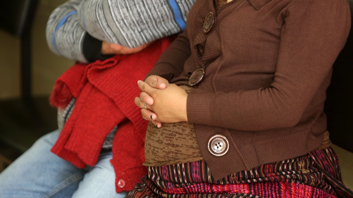 Una mujer embarazada espera ser atendido en un centro médico. /Archivo