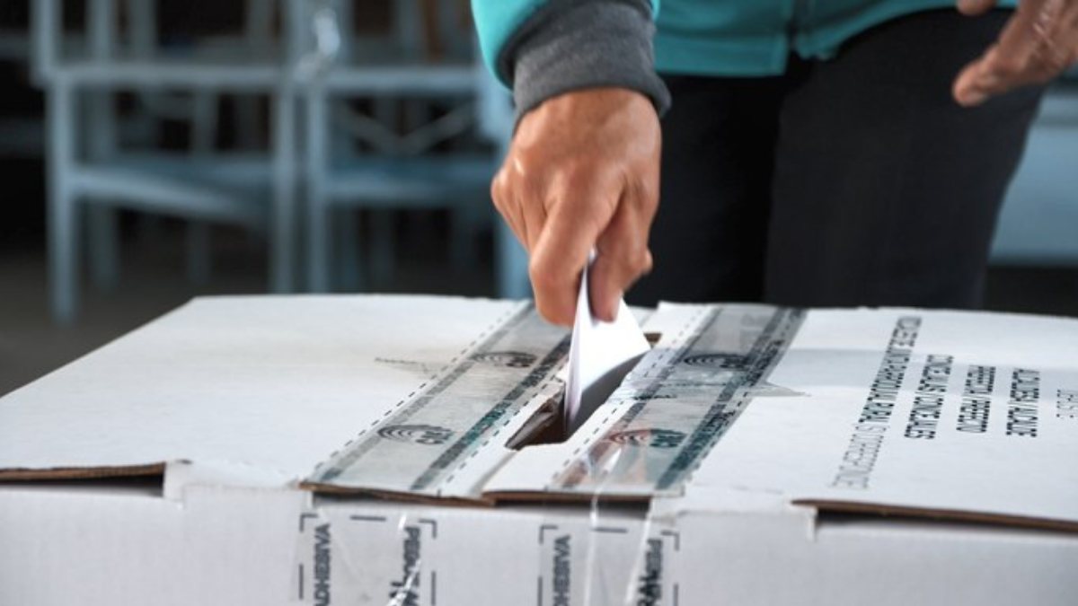 Ciudadanos ecuatorianos se preparan para la segunda vuelta electoral que definirá a su próximo presidente este domingo 13 de abril.