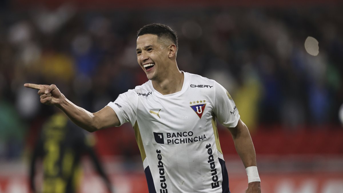 Álex Arce fue el autor de los dos goles del triunfo albo sobre el Deportivo Táchira.