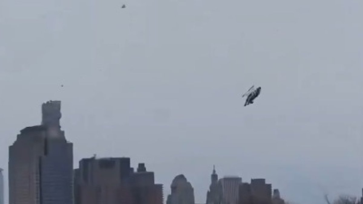 Momentos de la caída del helicóptero al río Hudson, en Nueva York, la tarde de este jueves 10 de abril.