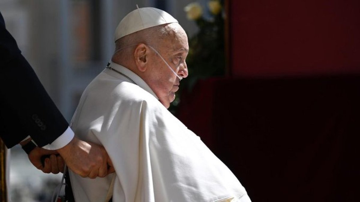 El Papa Francisco, en silla de ruedas, reza ante la tumba de San Pío X durante su visita sorpresa a la Basílica este 10 de abril.