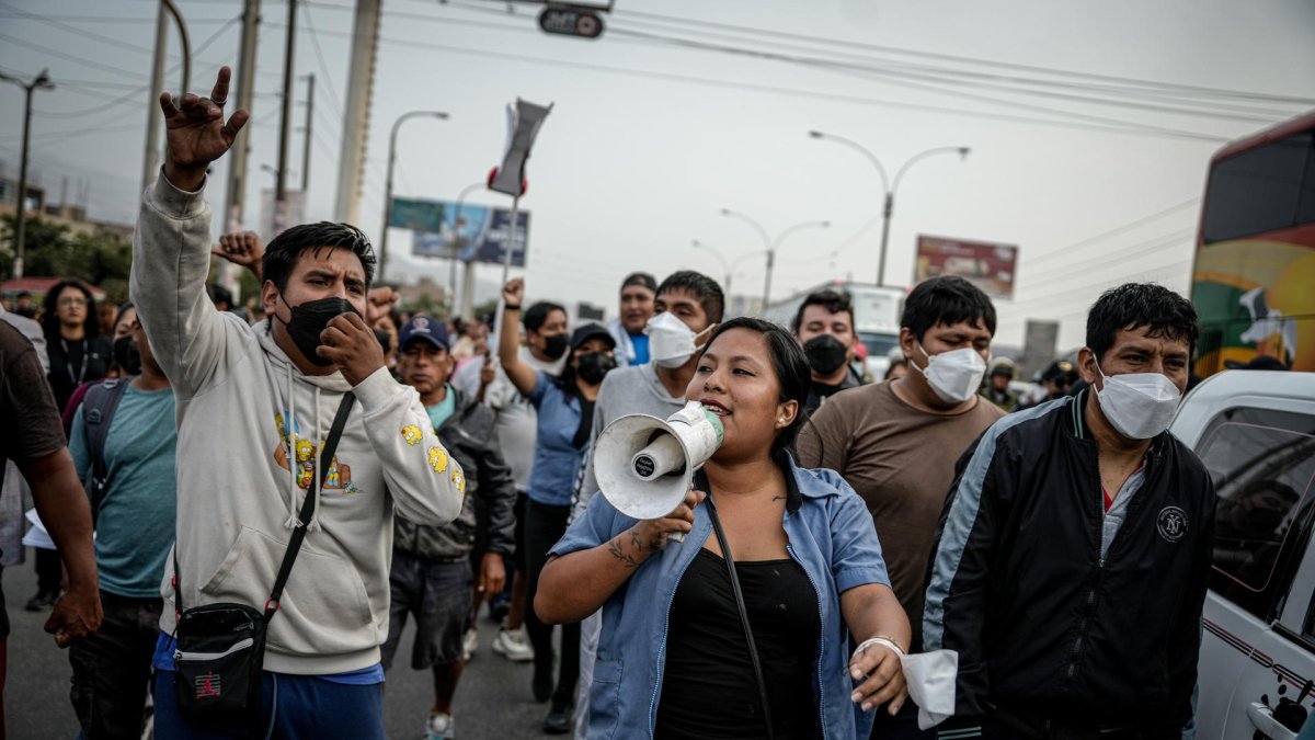 Personas participan en una manifestación de transportistas este jueves 10 de abril de 2025, en Lima (Perú).