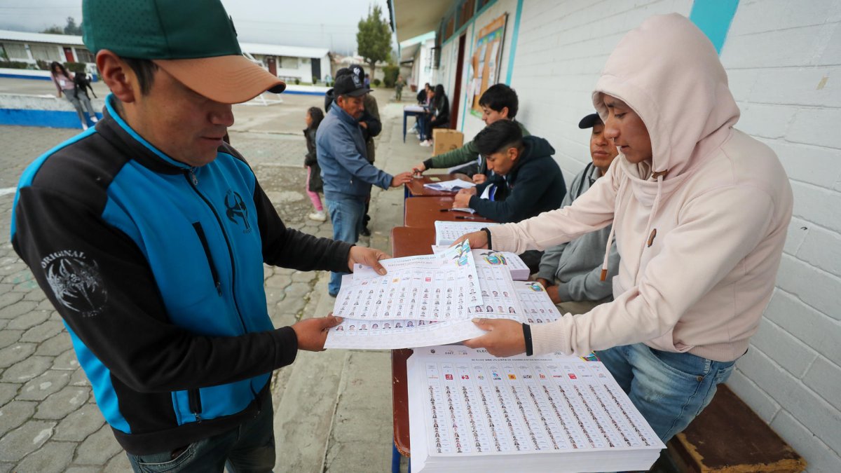 Fotografía de archivo de ecuatorianos mientras ejercen su derecho al voto.