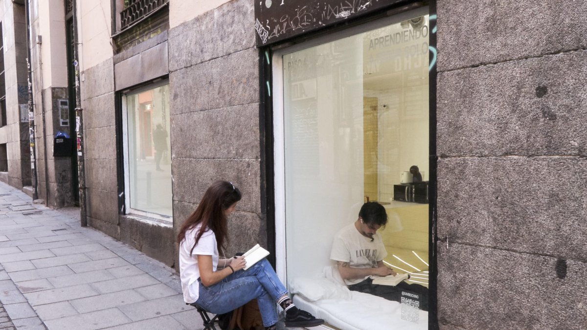 El artista mallorquín Xavibo permanecerá durante 13 días en el escaparate de una tienda de Madrid.
