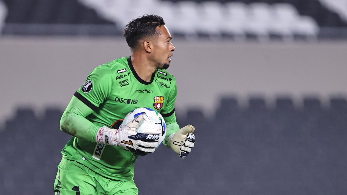 José David Contreras, portero de Barcelona, durante una atrapada de balón en el partido por la fase de grupos de la Copa Libertadores entre River Plate.