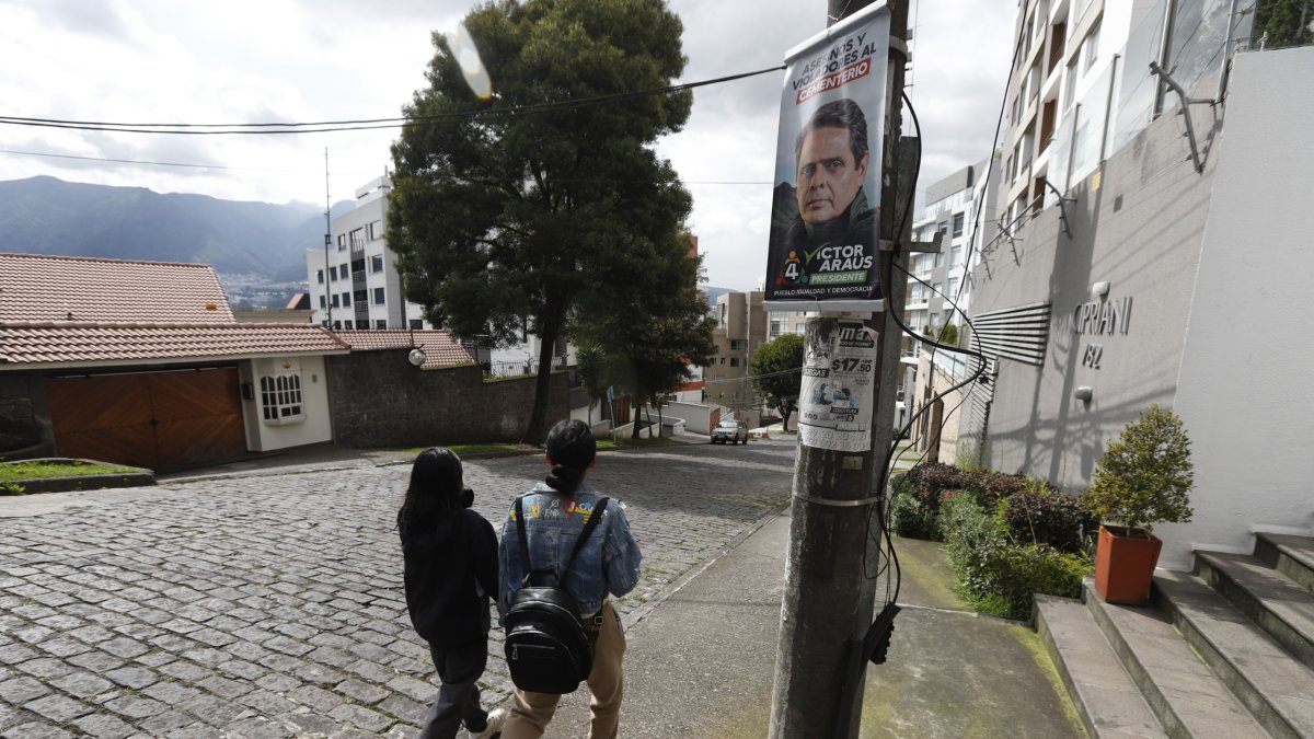 Aunque la primera vuelta acabó en febrero, elementos de propaganda política aún siguen en postes.