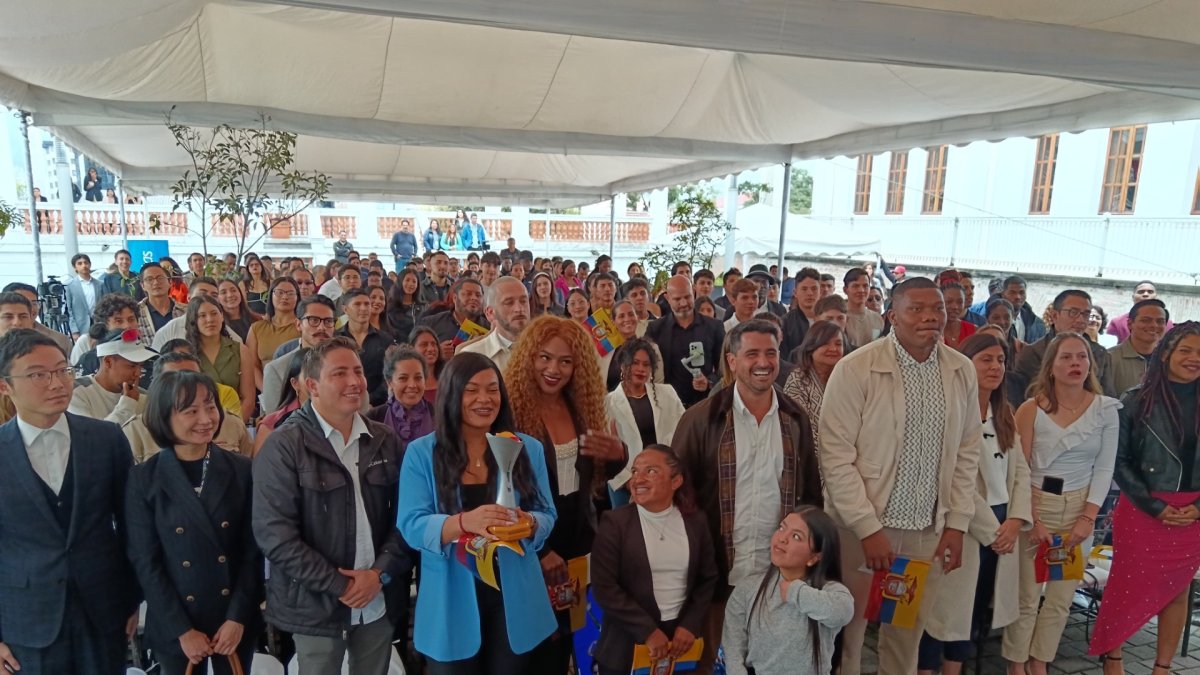 Varios de los beneficiarios del Plan durante la presentación en Quito este jueves 10 de abril.