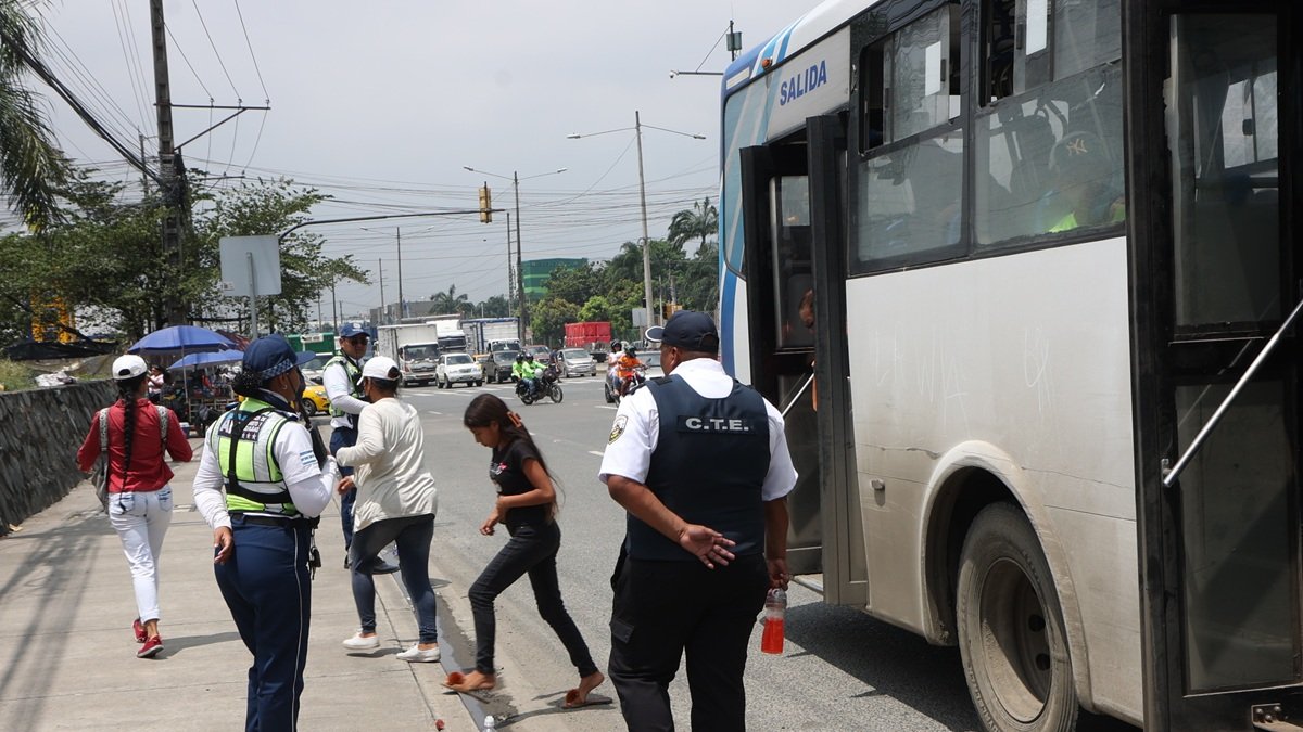En la vía a Daule, personal de la Comisión de Tránsito del Ecuador y de la Agencia de Tránsito y Movilidad realizaba labores de patrullaje, la mañana de este jueves 10 de abril.