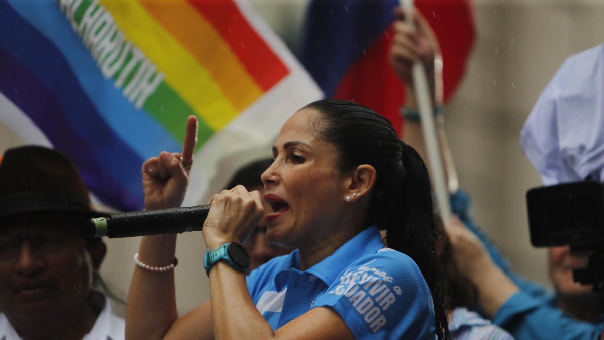 La candidata a la Presidencia de Ecuador Luisa González pronuncia un discurso este jueves, en el cierre de su campaña en Guayaquil (Ecuador).