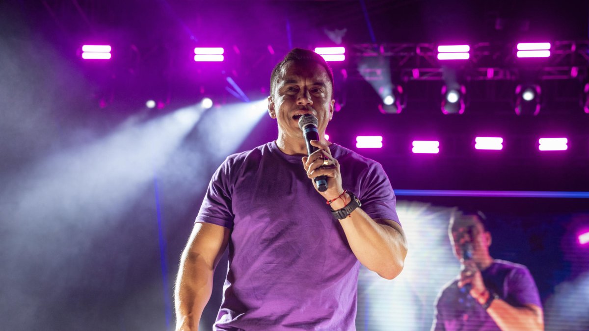 Daniel Noboa durante su cierre de campaña en Guayaquil, rodeado de banderas, simpatizantes y figuras de cartón que se volvieron ícono de su candidatura.