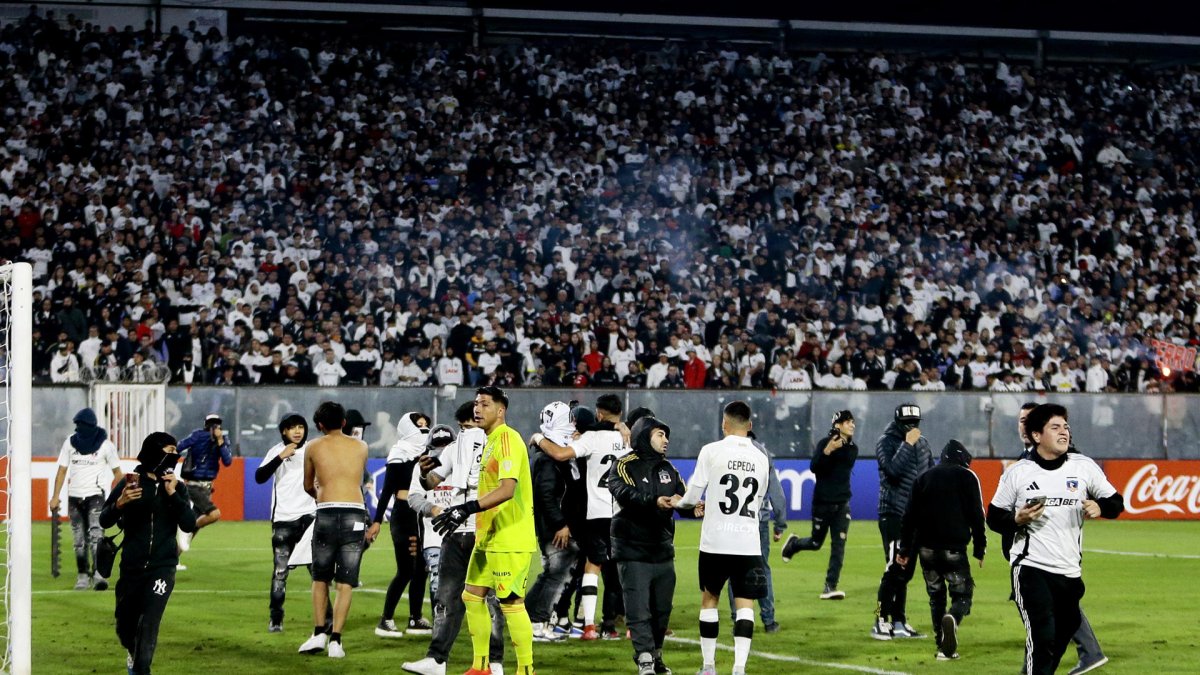 El partido entre Colo Colo y Fortaleza fue suspendido después de graves incidentes en las gradas del Estadio Monumental, que obligaron a la intervención de las autoridades.