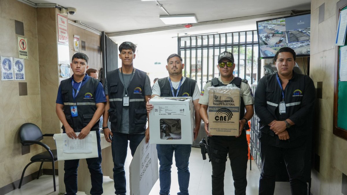 Ciudadanos ecuatorianos se preparan para elegir entre Daniel Noboa y Luisa González en la segunda vuelta presidencial de este 13 de abril.