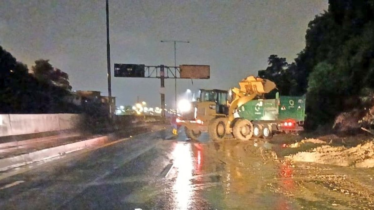 Con maquinaria pesada se retiraba el material pétreo de un tramo de la vía Perimetral, la madrugada de este viernes 11 de abril.