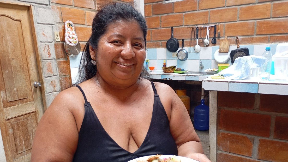 El picante se prepara con pescado salado y yuca, reemplaza a la fanesca en los hogares que no la pueden preparar por la dura economía.