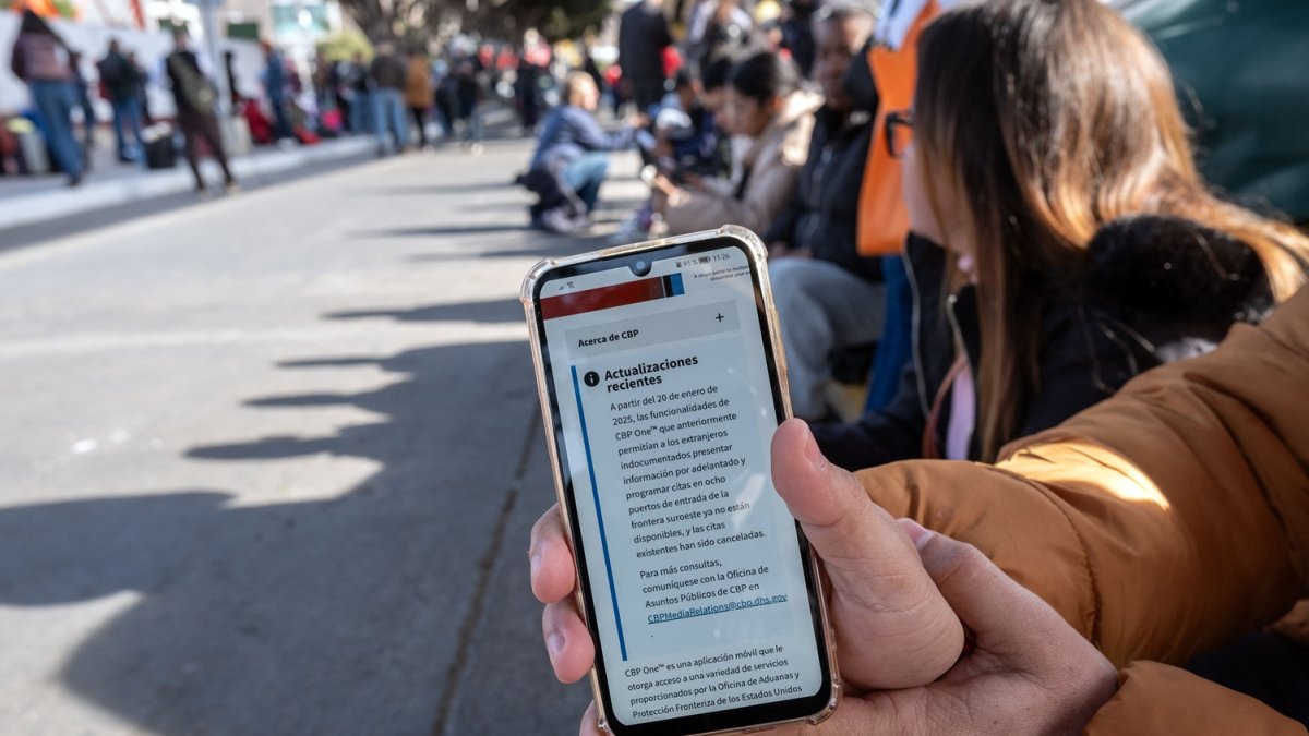 Un solicitante de asilo muestra un mensaje actualizado en la aplicación CBP One.