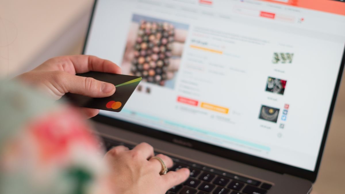 Compras. Comprar en línea puede ser una riesgoso sino se verifica la página ni se lee los comentarios de otros usuarios.