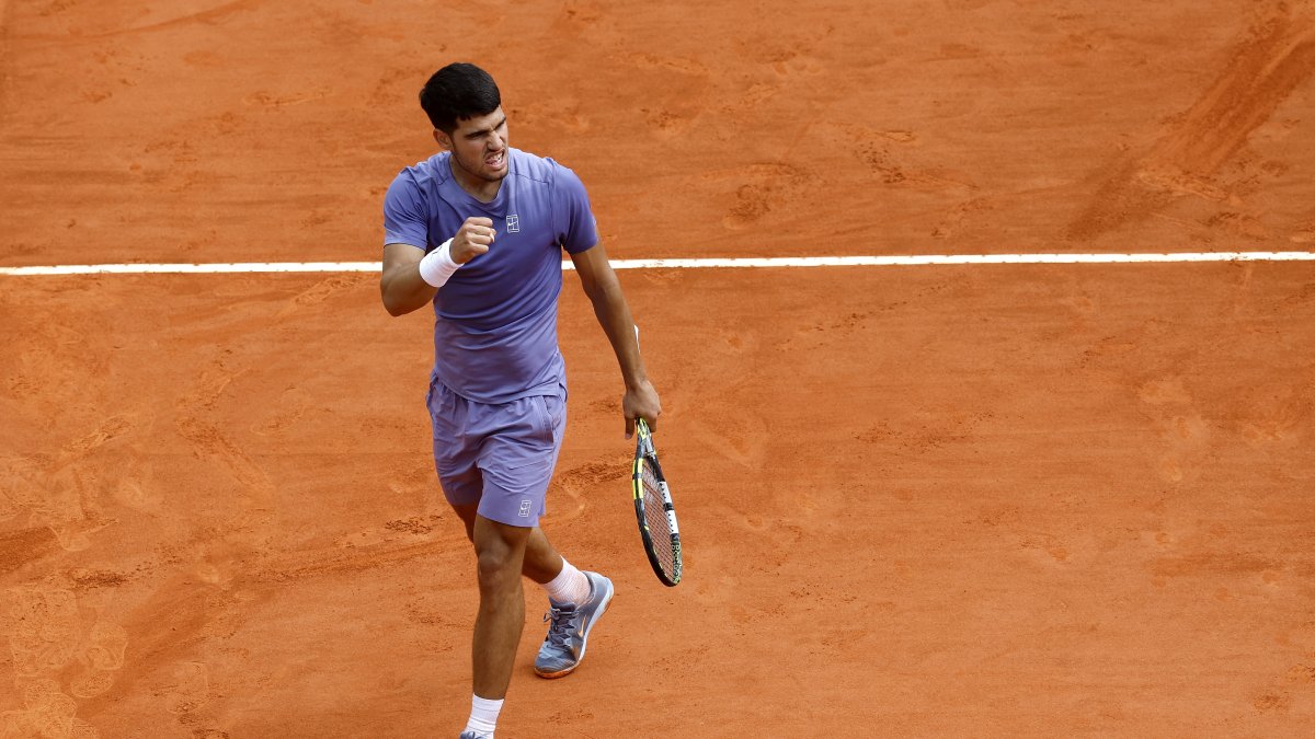 Alcaraz celebra eufórico el acercarse a una de sus metas del año tras vencer a Arthur Fils por 4-6, 7-5 y 6-3.