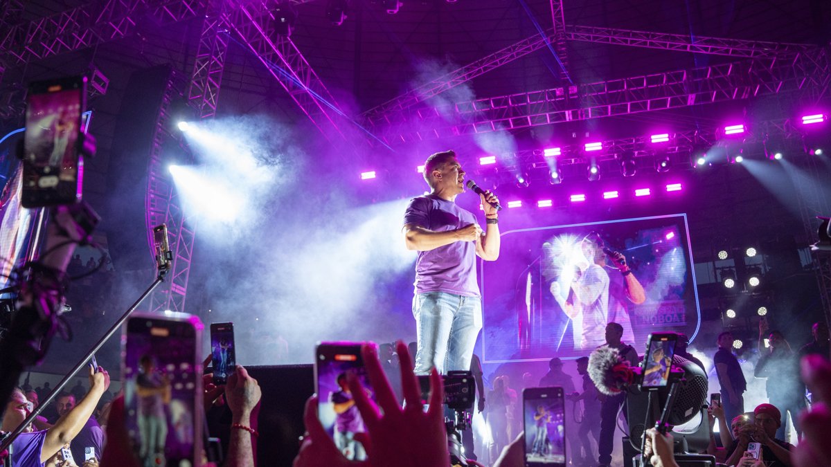 Daniel Noboa da su discurso final antes del silencio electoral, acompañado por una multitud de simpatizantes en su cierre de campaña.