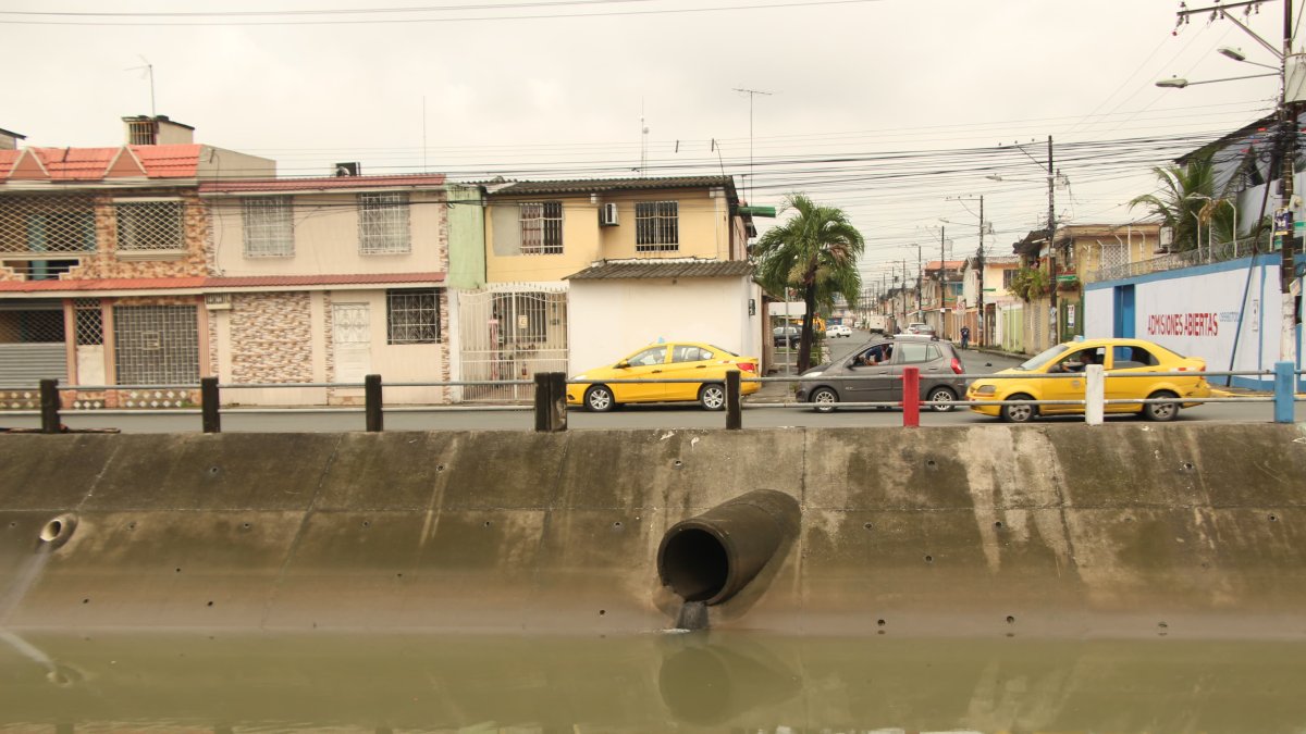 Este es el canal de aguas lluvias de Las Orquídeas, en el norte de Guayaquil, donde se registró el accidente.